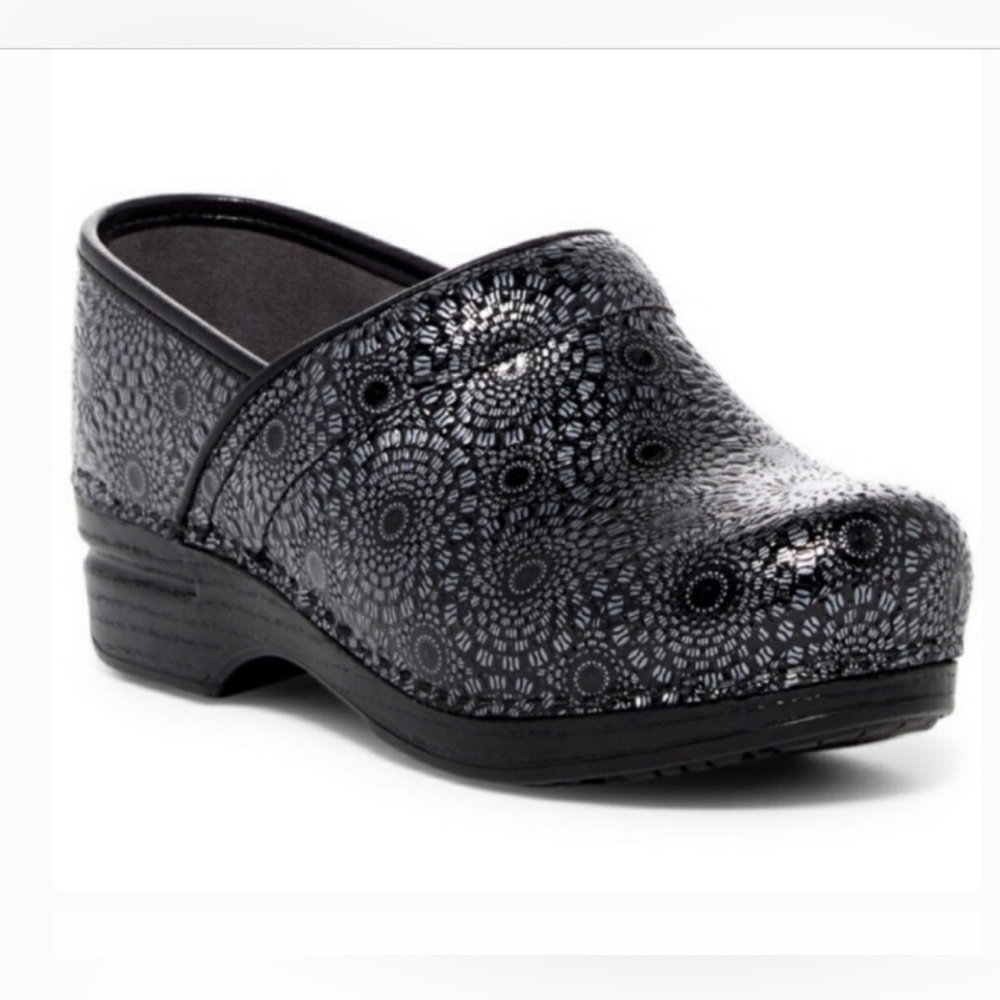 VGUC- Dansko ‘XP Pro Medallion’ Embossed Leather Clog